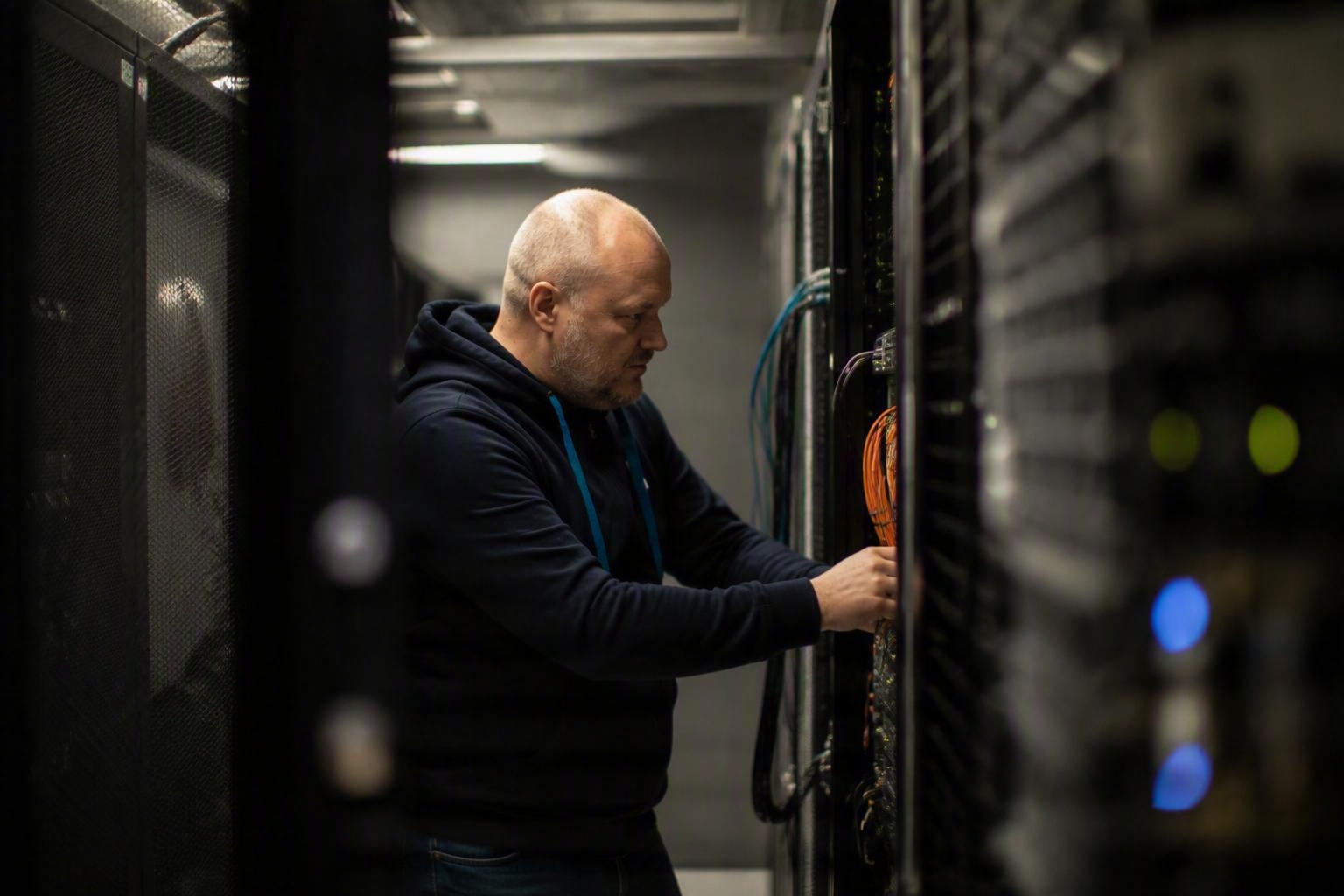 Techniker verkabelt einen Serverschrank im Rechenzentrum